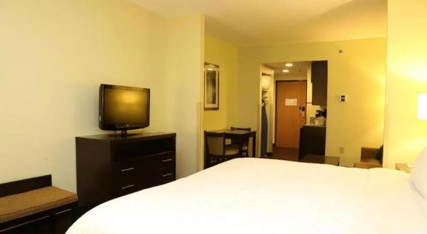 Bed in Holiday Inn Express Hotel & Suites Cleveland - Ms By IHG