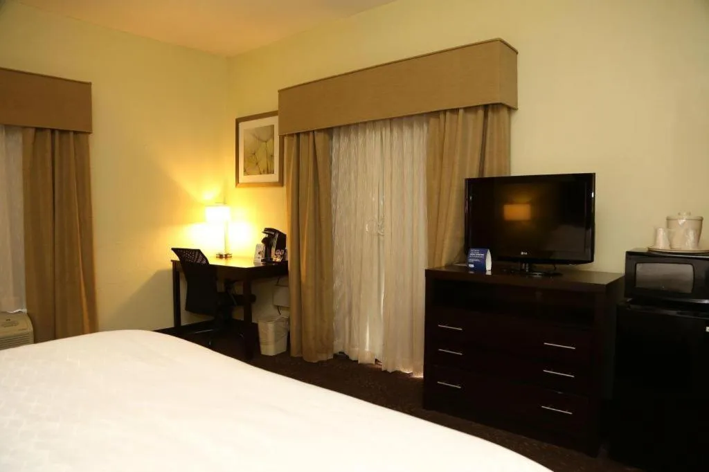 Bed in Holiday Inn Express Hotel & Suites Cleveland - Ms By IHG