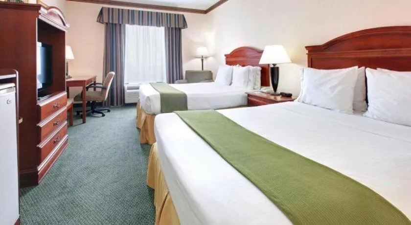 Bed in Holiday Inn Express Hotel & Suites Cleveland - Ms By IHG