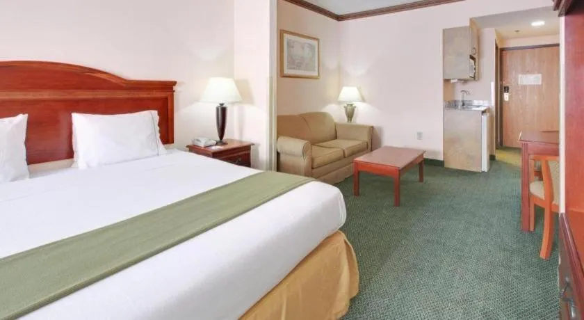 Bed in Holiday Inn Express Hotel & Suites Cleveland - Ms By IHG