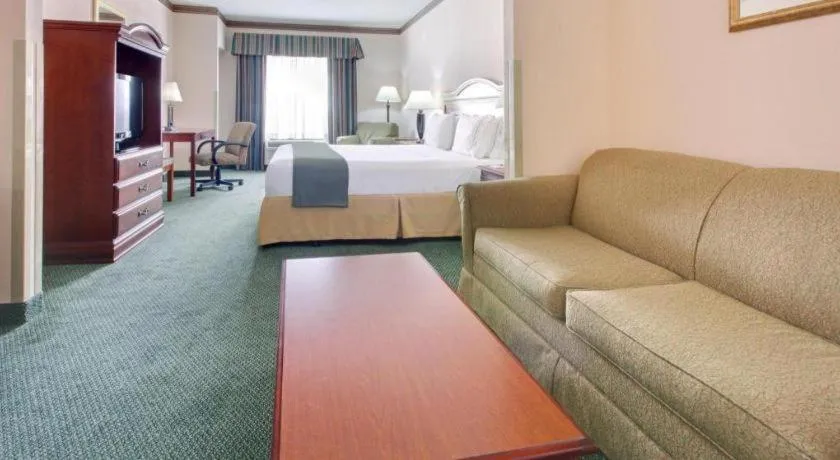 Bed in Holiday Inn Express Hotel & Suites Cleveland - Ms By IHG