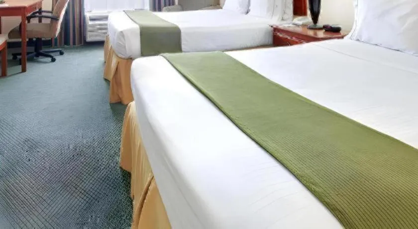 Bed in Holiday Inn Express Hotel & Suites Cleveland - Ms By IHG