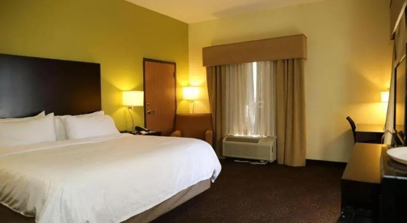 Bed in Holiday Inn Express Hotel & Suites Cleveland - Ms By IHG