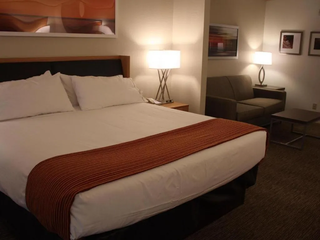 Bed in Holiday Inn Express Munising-Lakeview Hotel By IHG