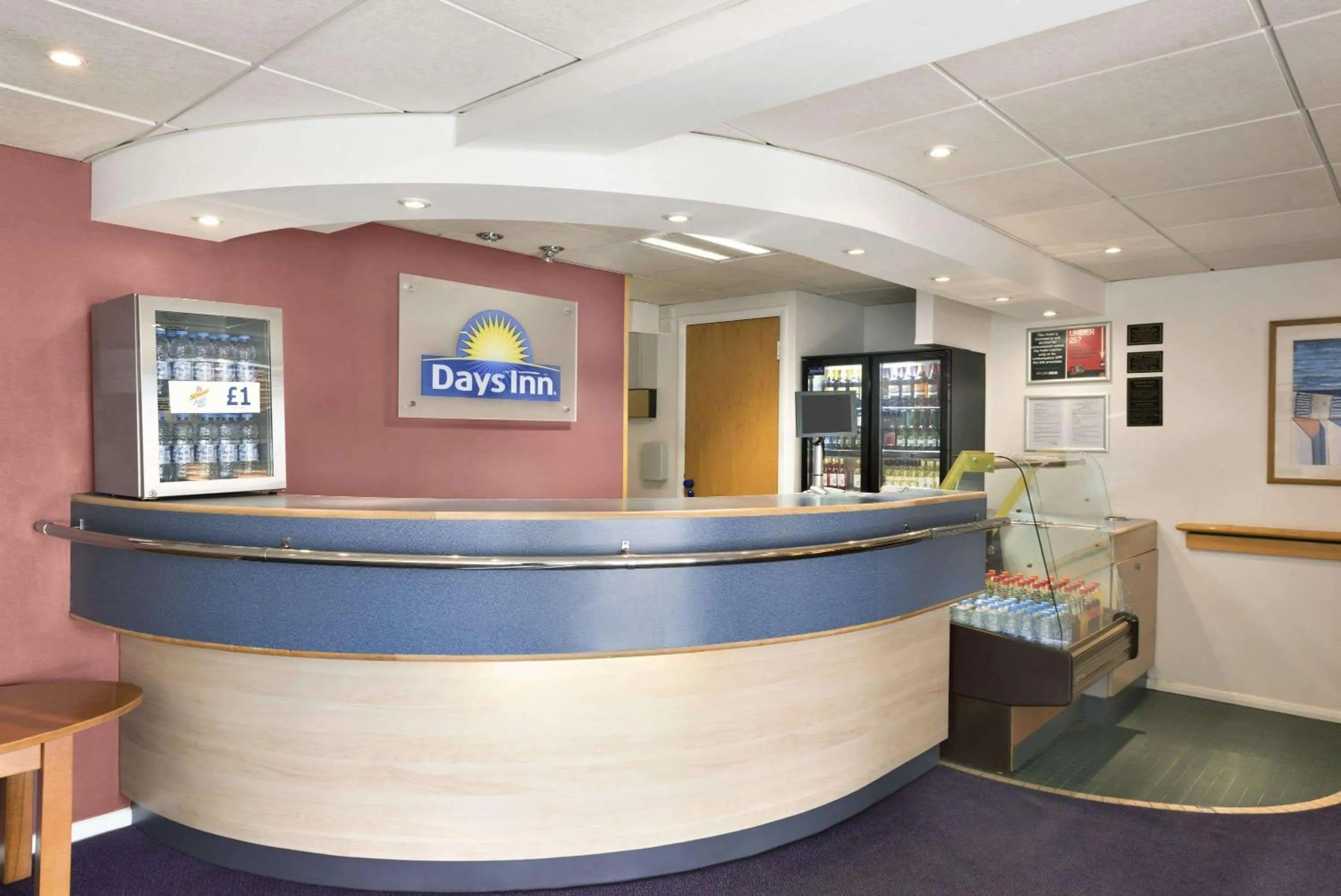 Lobby or reception in Days Inn Hotel Membury