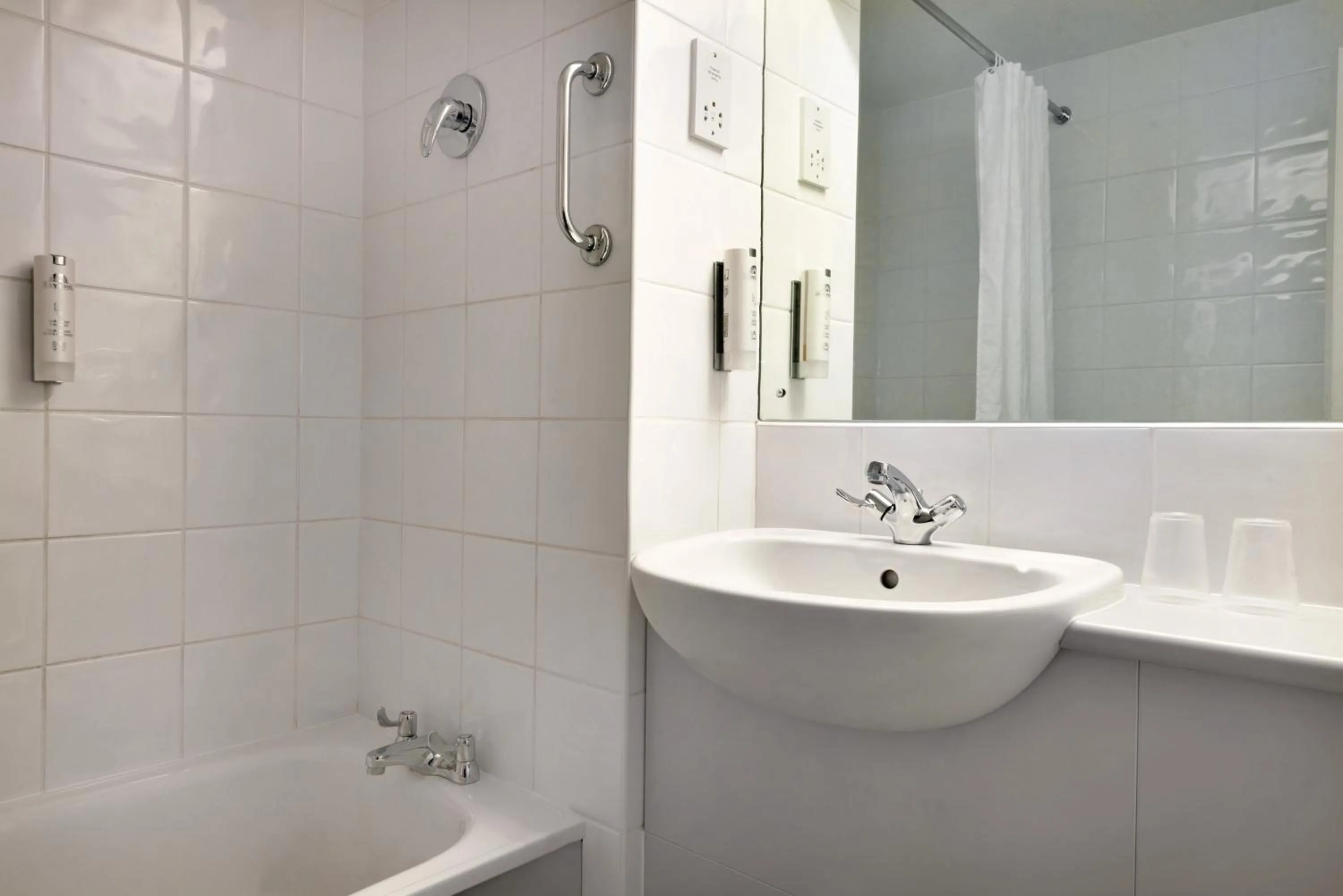 Bathroom in Days Inn Hotel Membury