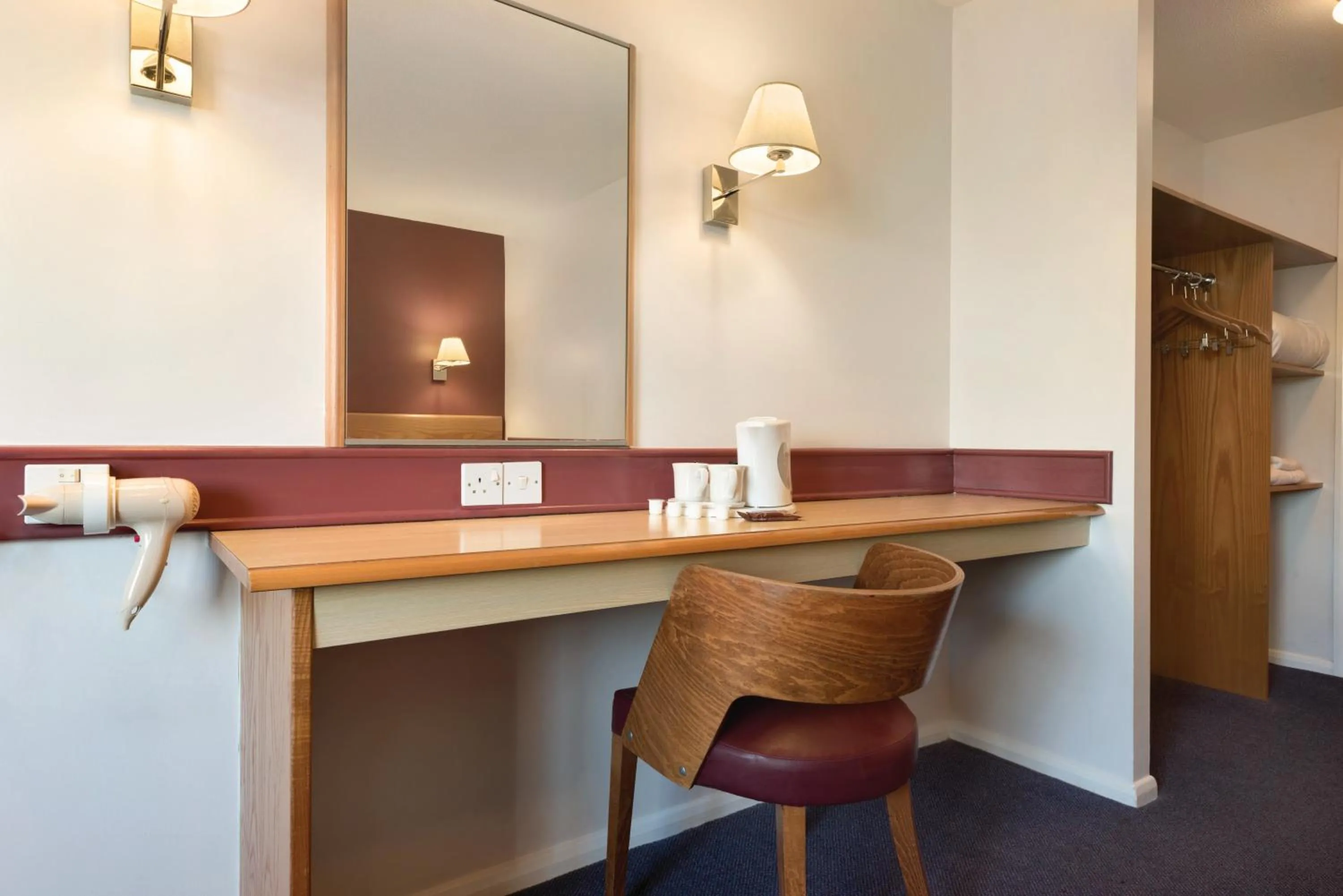 Coffee/tea facilities in Days Inn Hotel Membury