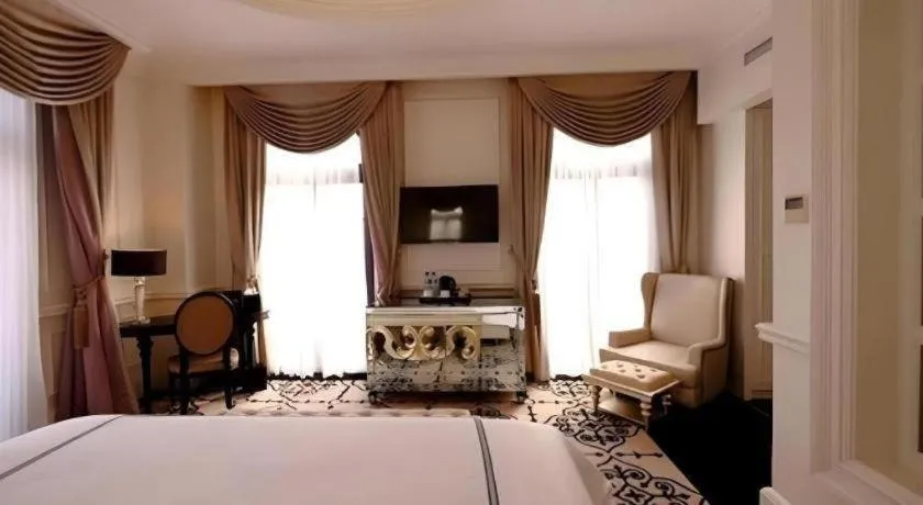 Bed in Lafayette Boutique Hotel