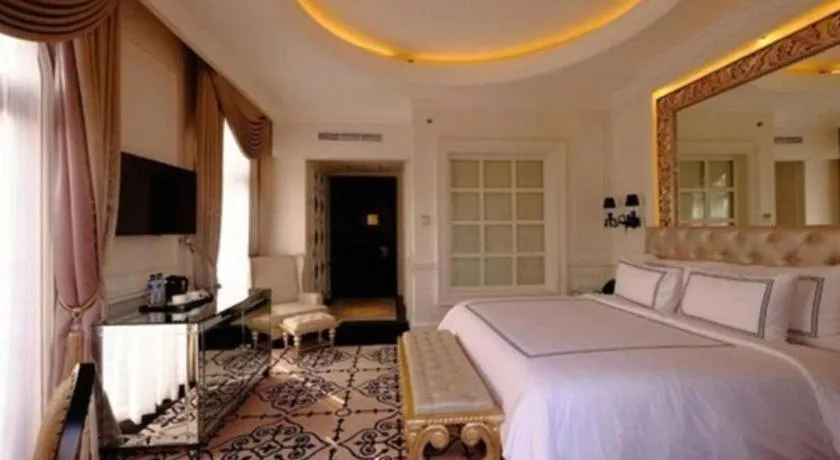 Bed in Lafayette Boutique Hotel