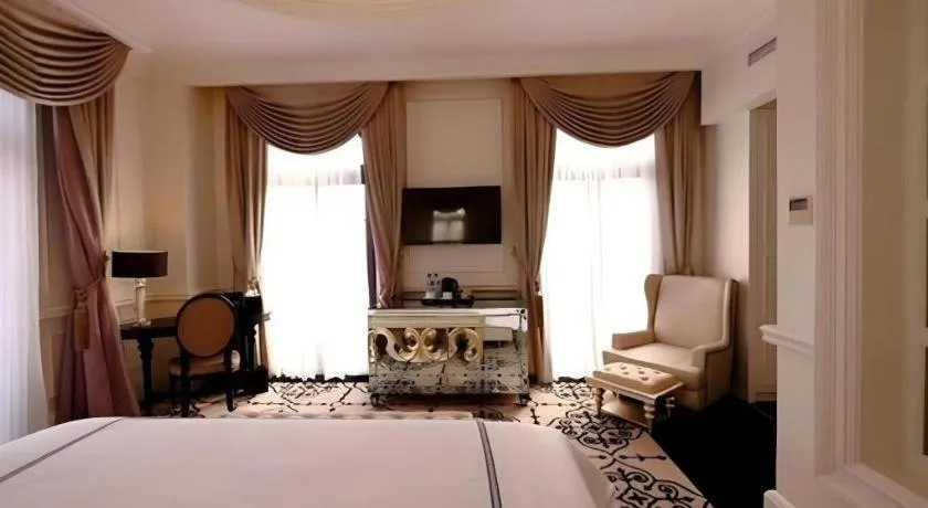 Bed in Lafayette Boutique Hotel
