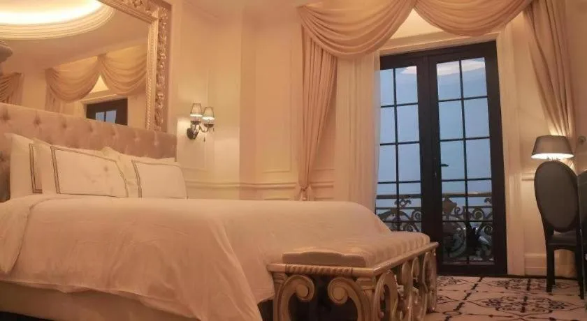 Bed in Lafayette Boutique Hotel