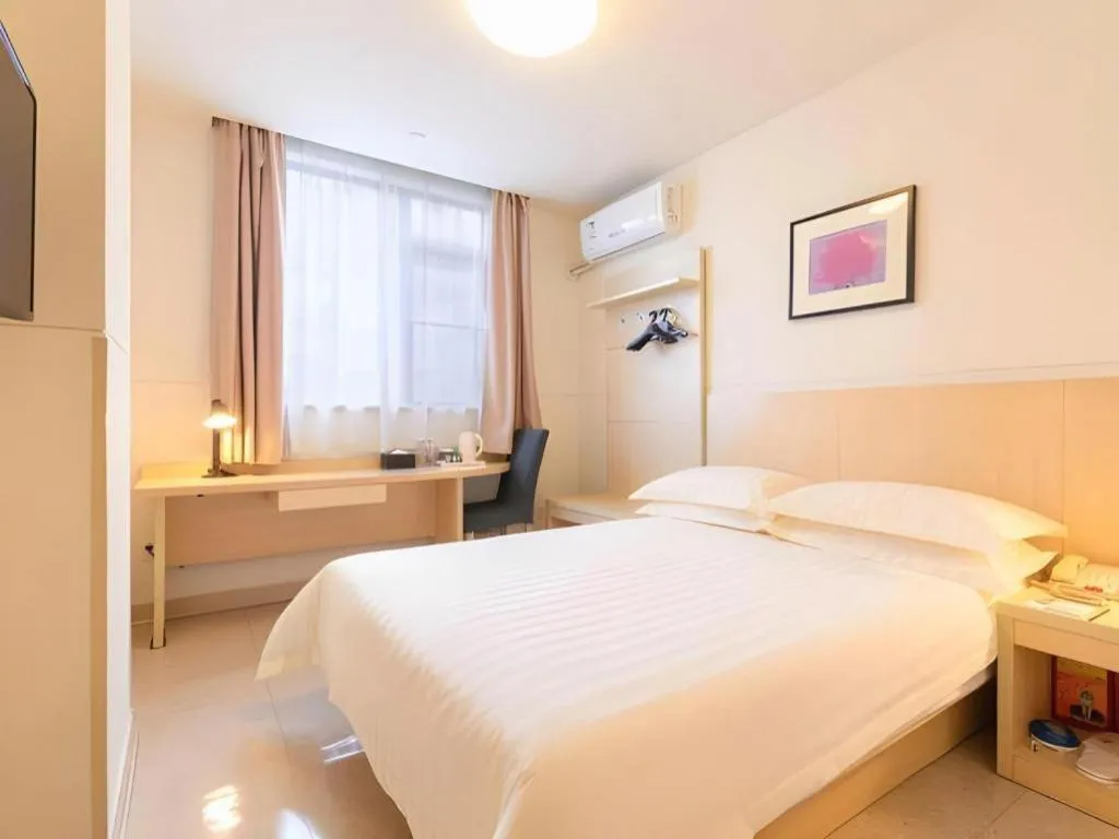 Bed in Jinjiang Inn Guangzhou Liwan Caihongqiao Metro Station