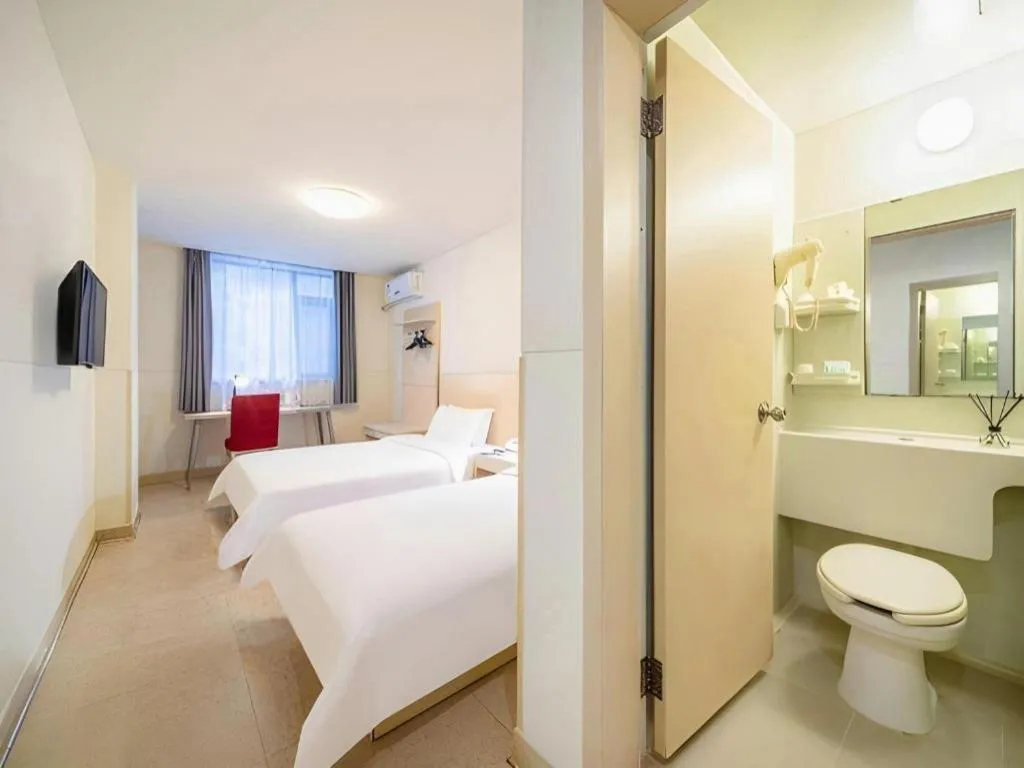 Bed in Jinjiang Inn Guangzhou Liwan Caihongqiao Metro Station