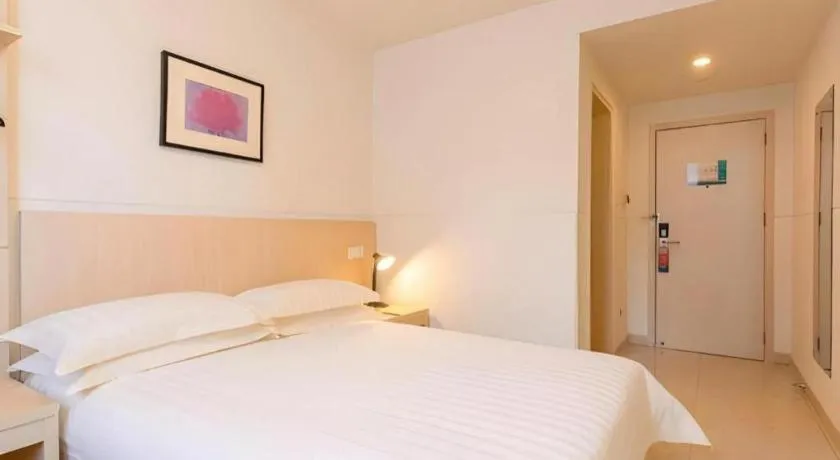 Bed in Jinjiang Inn Guangzhou Liwan Caihongqiao Metro Station