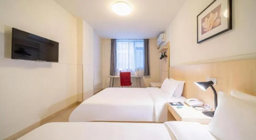Bed in Jinjiang Inn Guangzhou Liwan Caihongqiao Metro Station