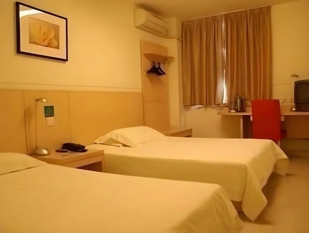 Bed in Jinjiang Inn Guangzhou Liwan Caihongqiao Metro Station