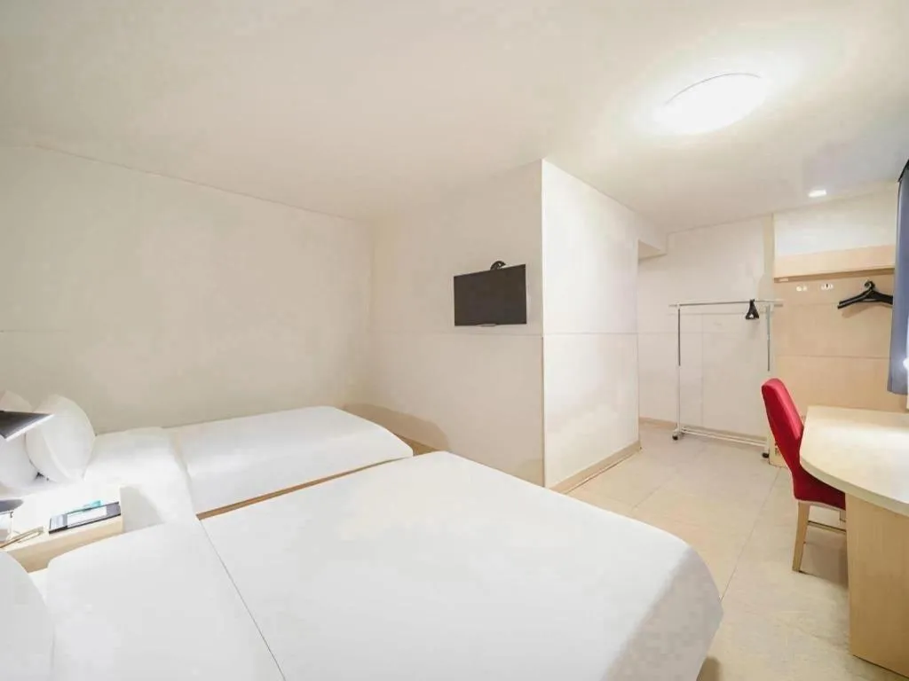 Bed in Jinjiang Inn Guangzhou Liwan Caihongqiao Metro Station