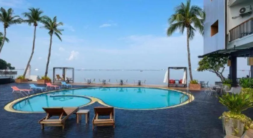 The Loft Seaside Sriracha Hotel