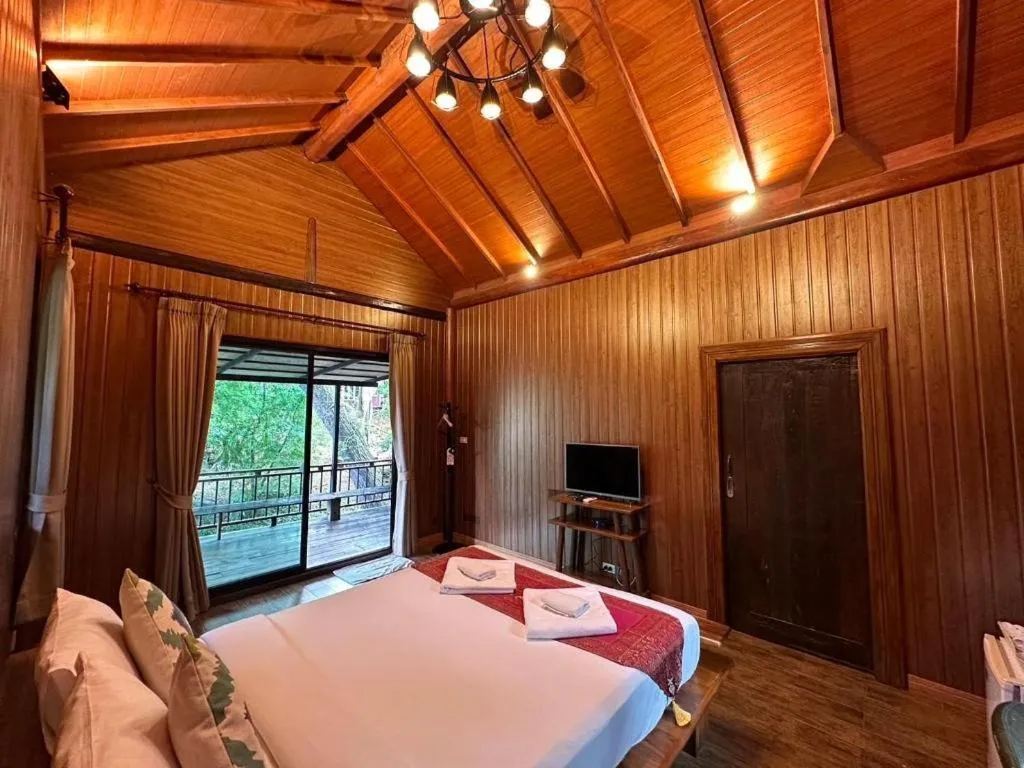 Bed in Khaoyai Kirithantip Resort