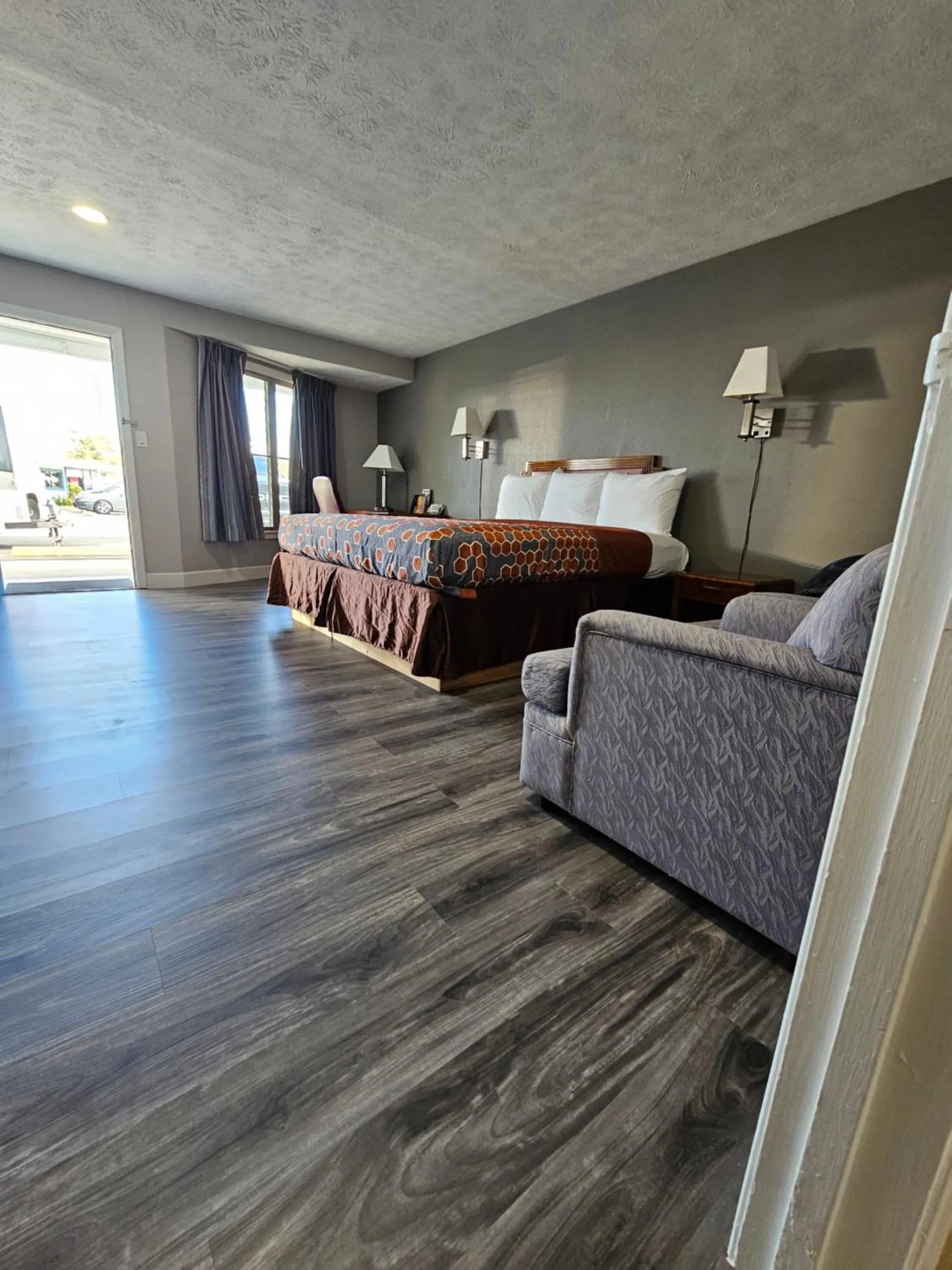 Bed in Royal Inn Motel