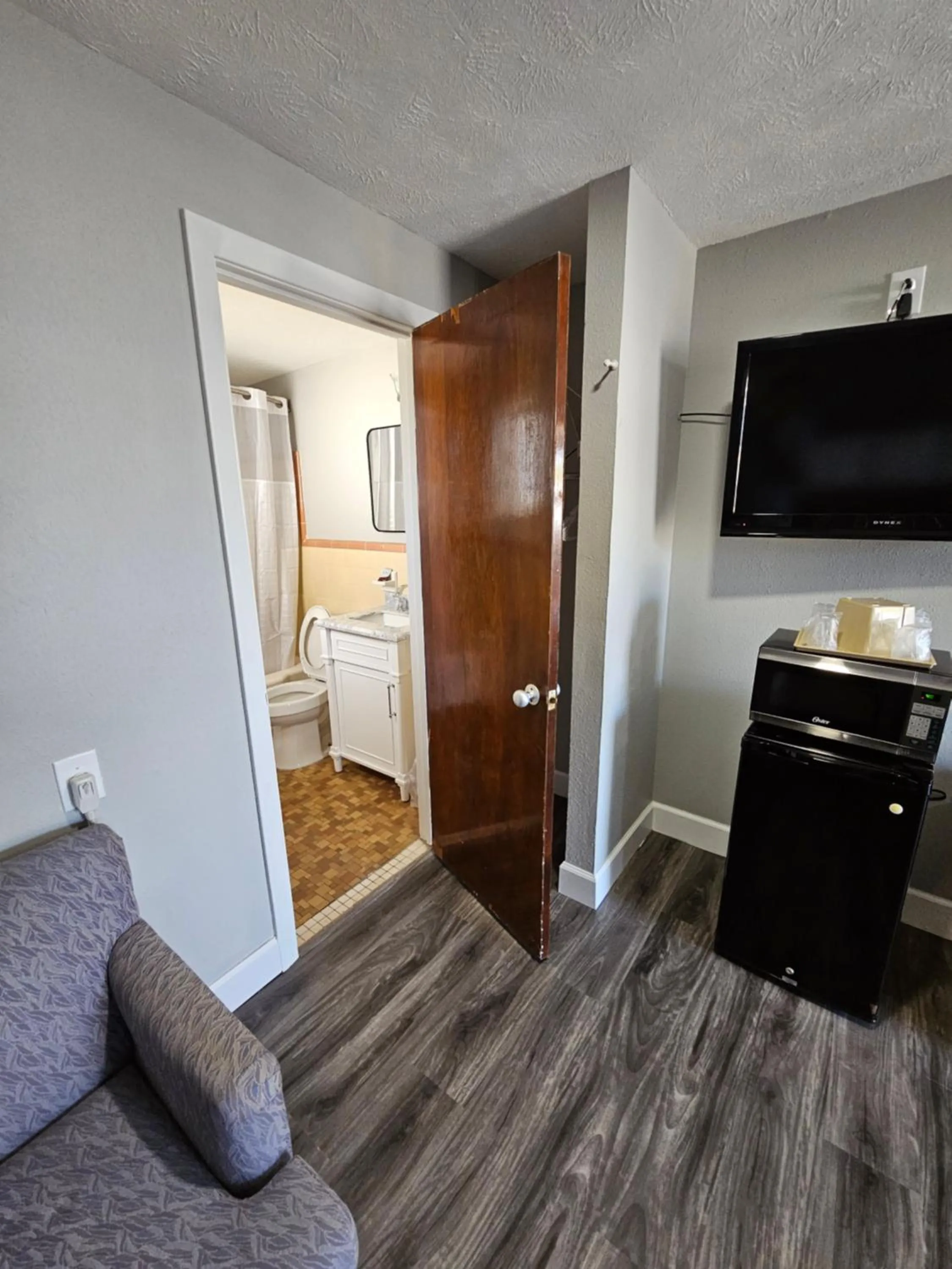 Communal lounge/ TV room, Bed in Royal Inn Motel