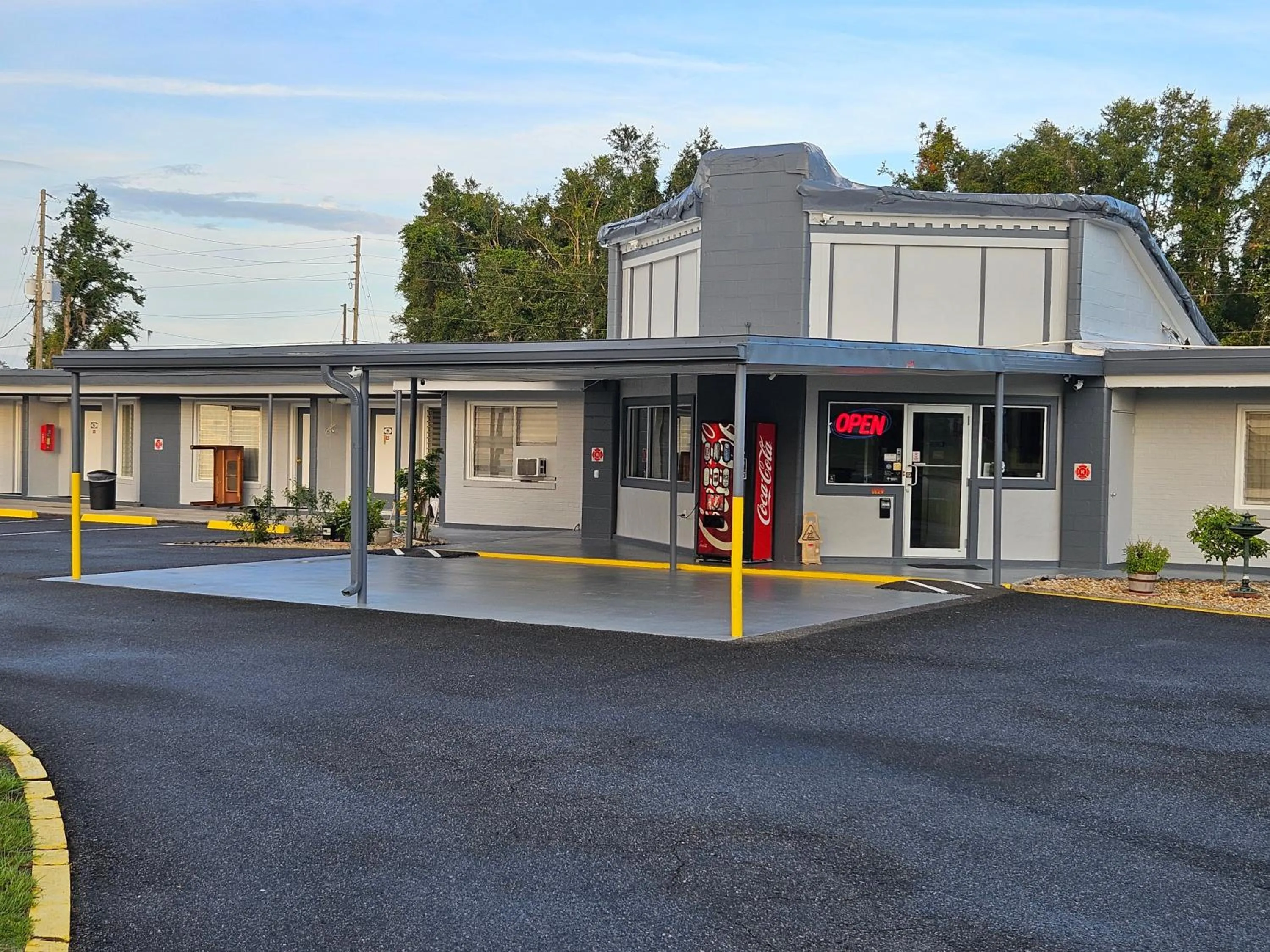Property building in Royal Inn Motel