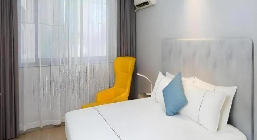 Bed in Magnotel Hotel Shanghai Jinjiang Park Branch