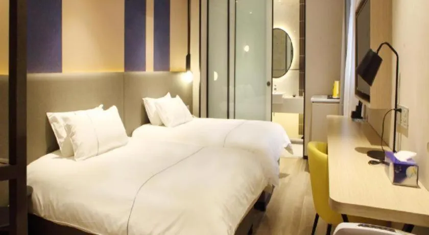 Bed in Magnotel Hotel Shanghai Jinjiang Park Branch