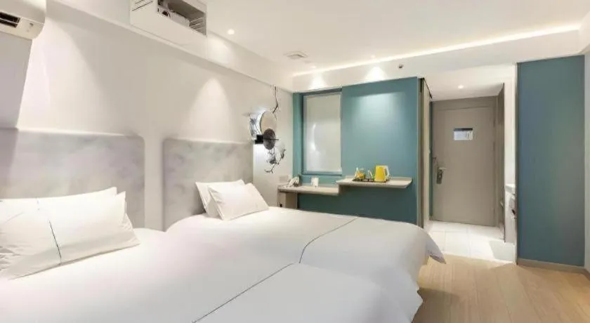 Bed in Magnotel Hotel Shanghai Jinjiang Park Branch