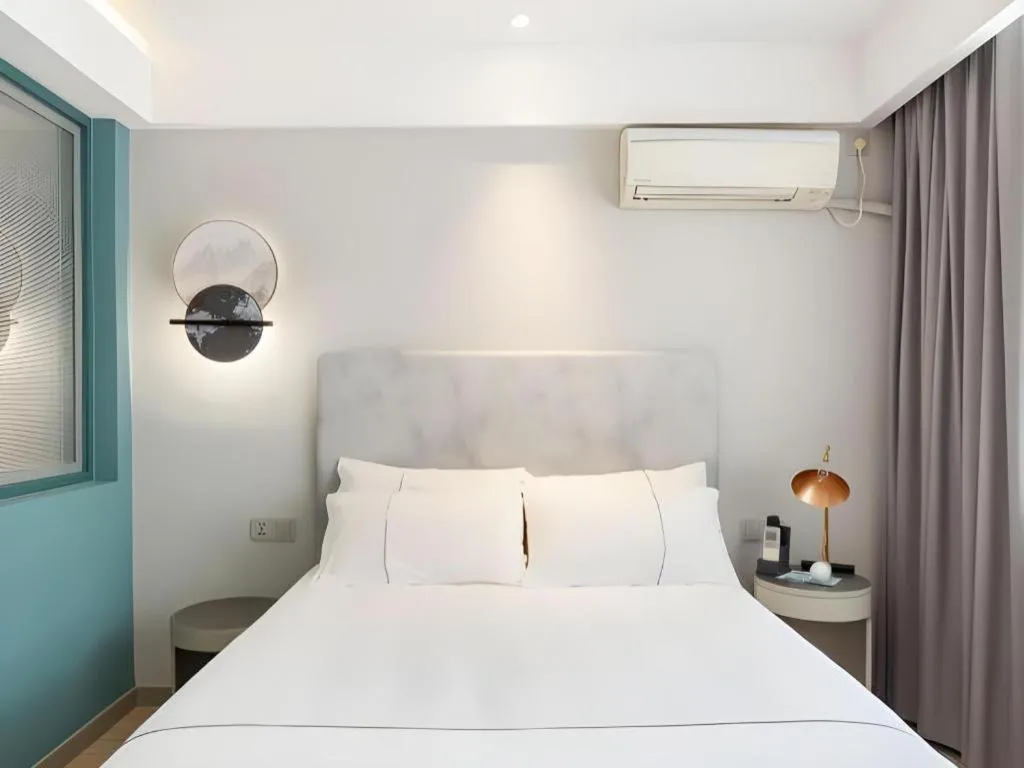 Bed in Magnotel Hotel Shanghai Jinjiang Park Branch