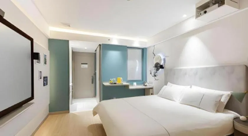 Bed in Magnotel Hotel Shanghai Jinjiang Park Branch