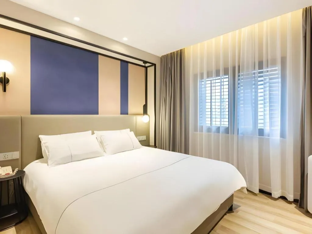 Bed in Magnotel Hotel Shanghai Jinjiang Park Branch