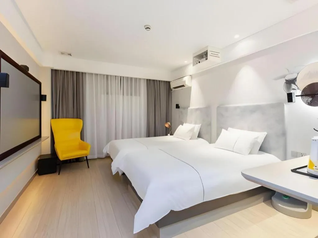 Bed in Magnotel Hotel Shanghai Jinjiang Park Branch