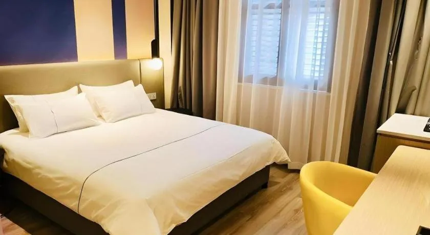 Bed in Magnotel Hotel Shanghai Jinjiang Park Branch