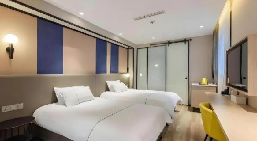 Bed in Magnotel Hotel Shanghai Jinjiang Park Branch