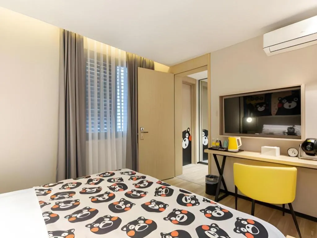 Bed in Magnotel Hotel Shanghai Jinjiang Park Branch