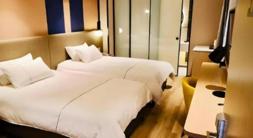 Bed in Magnotel Hotel Shanghai Jinjiang Park Branch