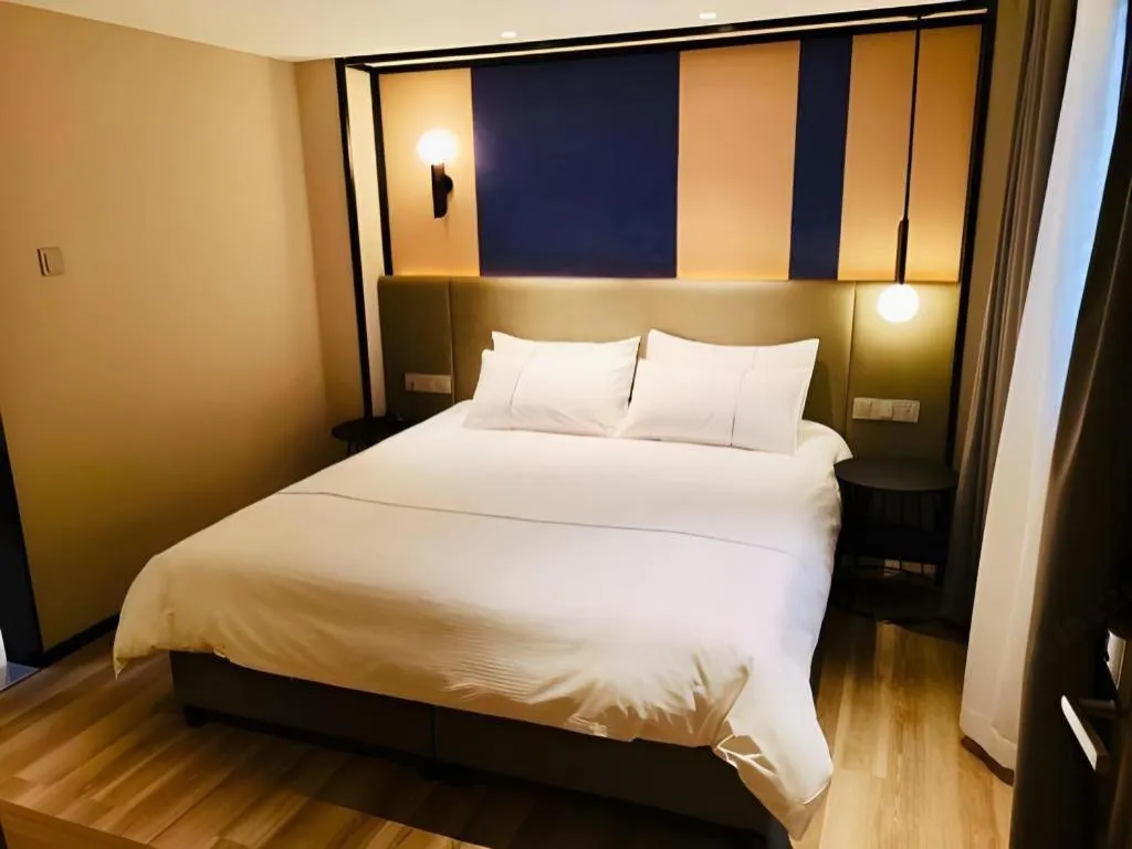 Bed in Magnotel Hotel Shanghai Jinjiang Park Branch