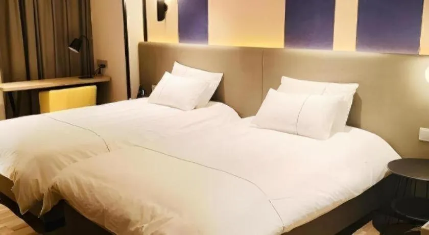 Bed in Magnotel Hotel Shanghai Jinjiang Park Branch