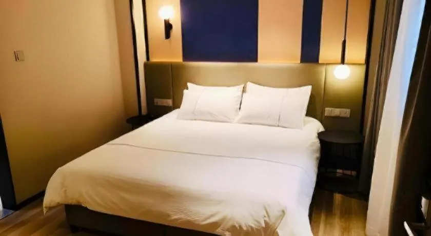Bed in Magnotel Hotel Shanghai Jinjiang Park Branch