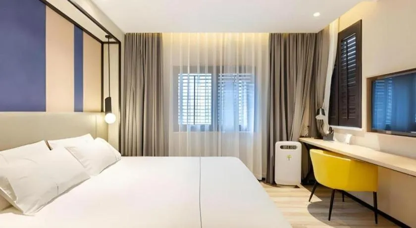 Bed in Magnotel Hotel Shanghai Jinjiang Park Branch