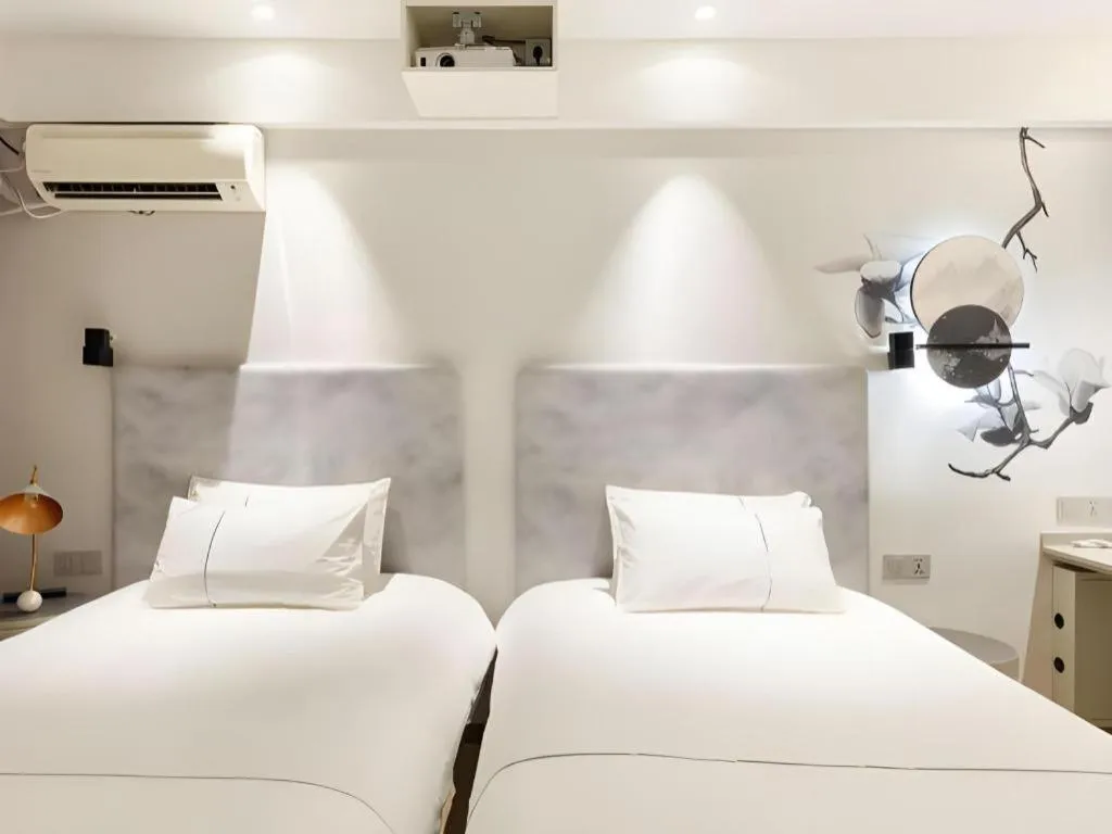 Bed in Magnotel Hotel Shanghai Jinjiang Park Branch