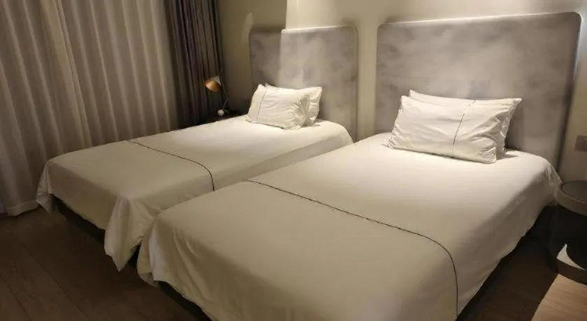 Bed in Magnotel Hotel Shanghai Jinjiang Park Branch