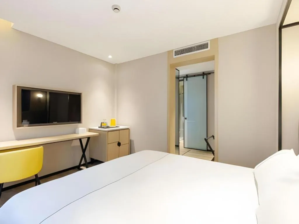 Bed in Magnotel Hotel Shanghai Jinjiang Park Branch