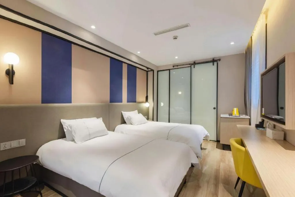 Bed in Magnotel Hotel Shanghai Jinjiang Park Branch