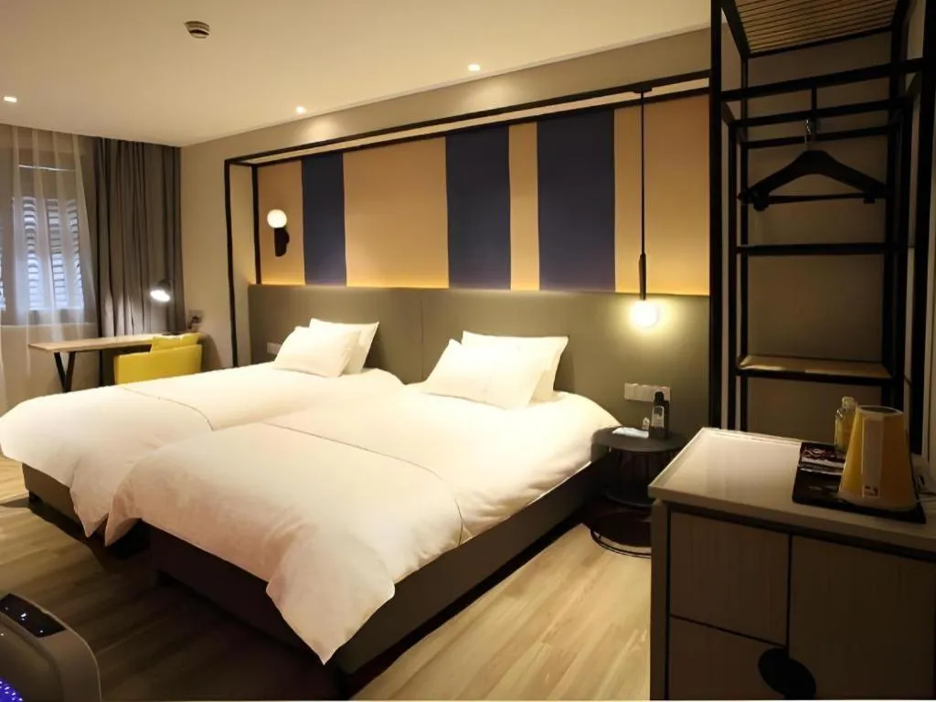 Bed in Magnotel Hotel Shanghai Jinjiang Park Branch