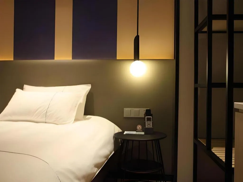 Bed in Magnotel Hotel Shanghai Jinjiang Park Branch