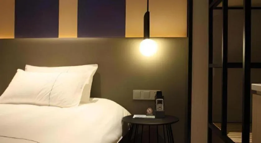 Bed in Magnotel Hotel Shanghai Jinjiang Park Branch