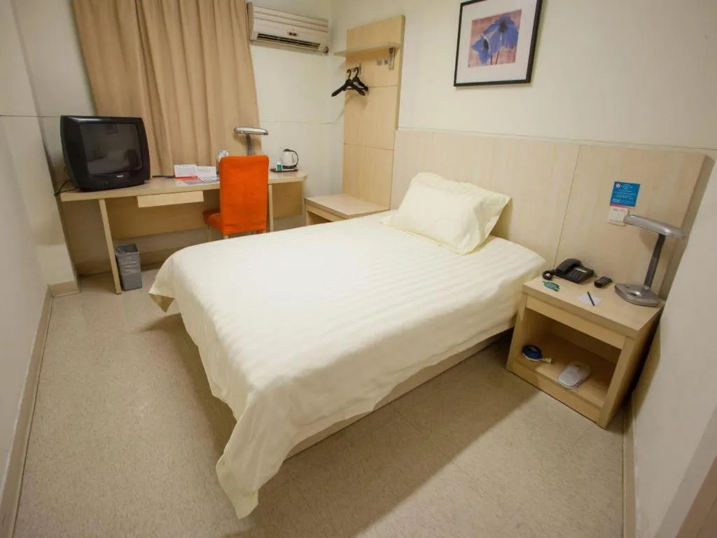 Bed in Jinjiang Inn Shanghai Tongji University