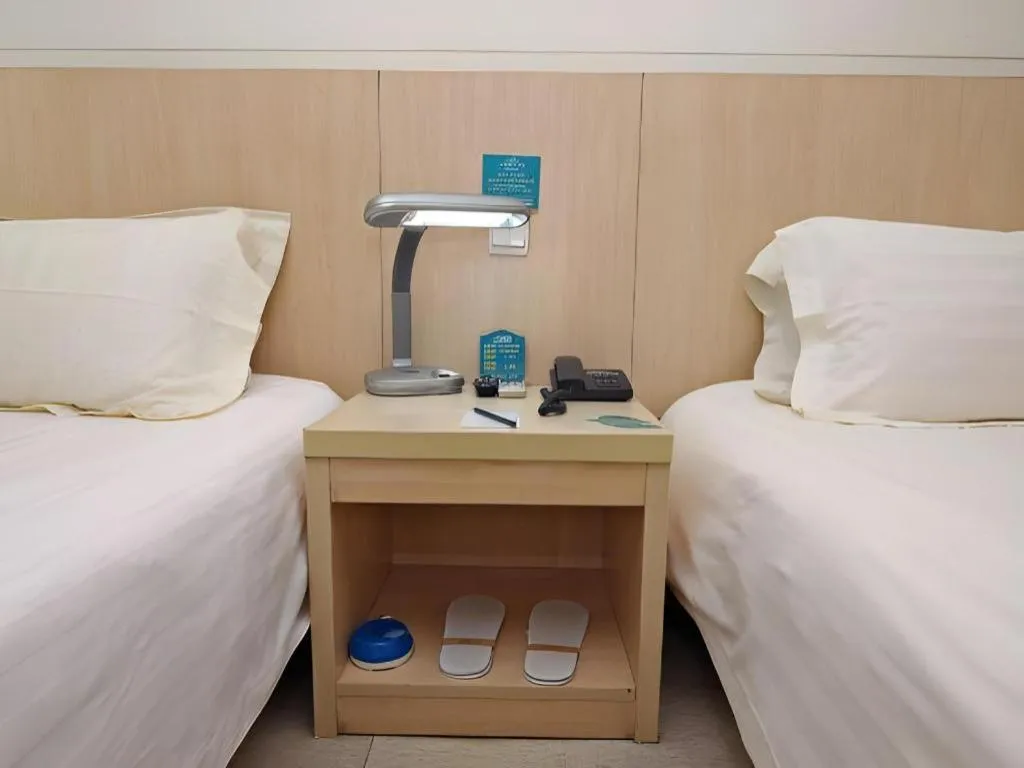 Bed in Jinjiang Inn Shanghai Tongji University